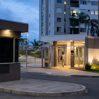 Guarita apagada em primeiro plano e o condomínio operando normalmente ao fundo