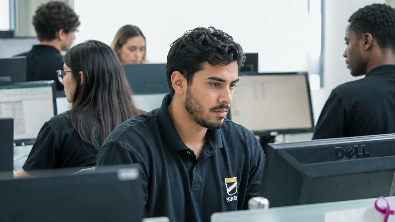 Colaboradores do Grupo Belfort acessando a intranet corporativa